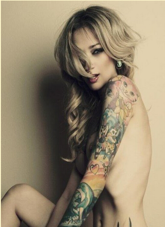 点击大图看下一张：时尚美女个性花臂纹身图案