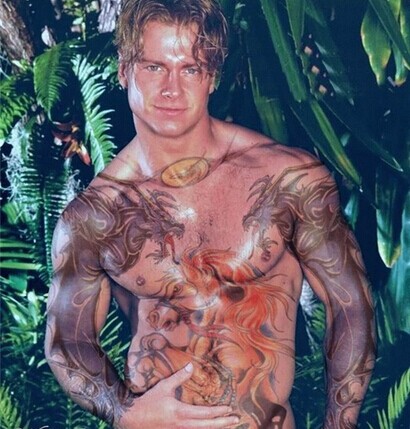 点击大图看下一张：欧美男生胸部个性彩色骏马纹身