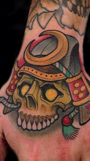 手背上个性的骷髅武士纹身