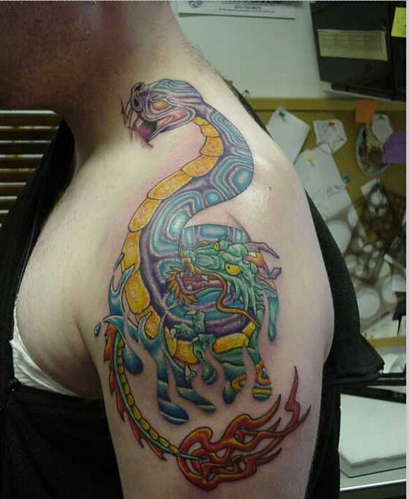 点击大图看下一张：个性手臂上青龙蟒蛇和凤尾纹身