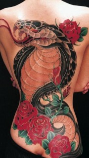 个性美女满背眼镜蛇玫瑰纹身图案