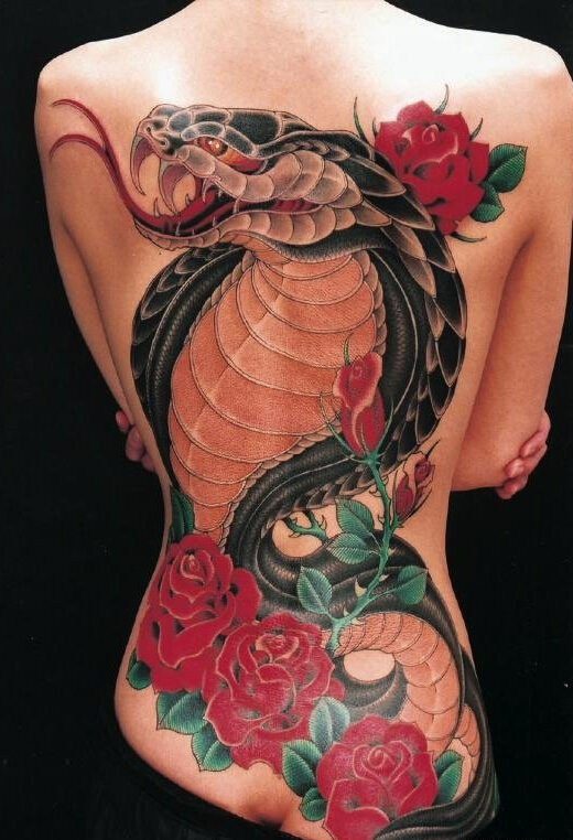 点击大图看下一张：个性美女满背眼镜蛇玫瑰纹身图案