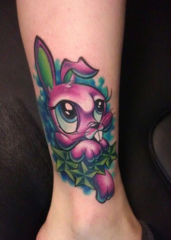 点击大图看下一张：女人小腿可爱的兔子纹身图案
