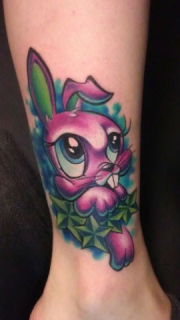 女人小腿可爱的兔子纹身图案
