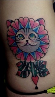 女生腰臀部可爱的向日葵猫咪纹身