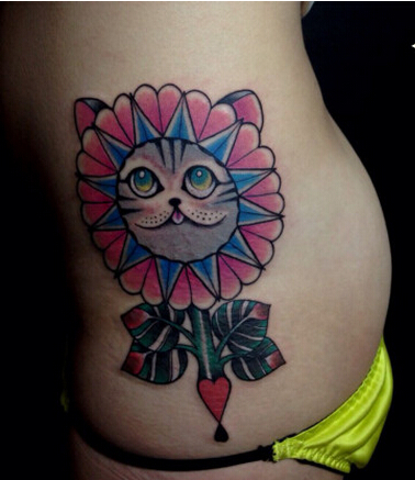 点击大图看下一张：女生腰臀部可爱的向日葵猫咪纹身