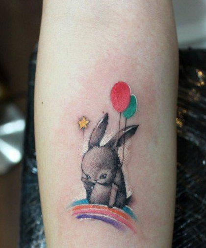 点击大图看下一张：女人小臂很可爱的小兔子纹身图片