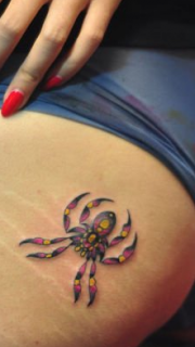 女生臀部彩色蜘蛛纹身图案