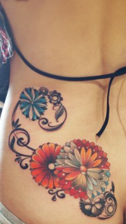 女生腰上彩色花纹身图案