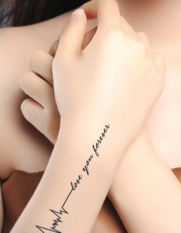 点击大图看下一张：性感美女手臂上英文字心电图纹身
