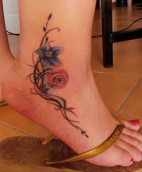 点击大图看下一张：脚踝漂亮唯美的玫瑰纹身