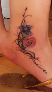 脚踝漂亮唯美的玫瑰纹身