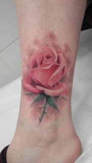 脚踝上漂亮的玫瑰纹身