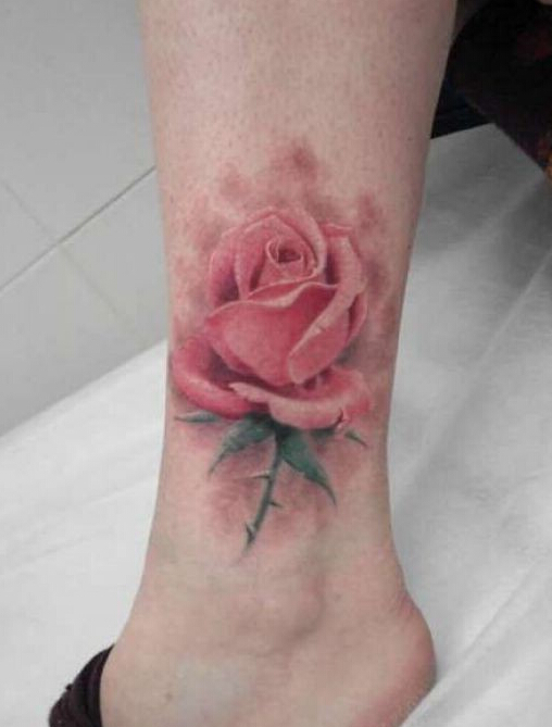 点击大图看下一张：脚踝上漂亮的玫瑰纹身