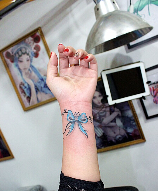 点击大图看下一张：女性手腕蝴蝶结纹身
