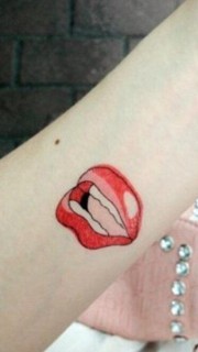 女人手腕手臂红唇纹身图案