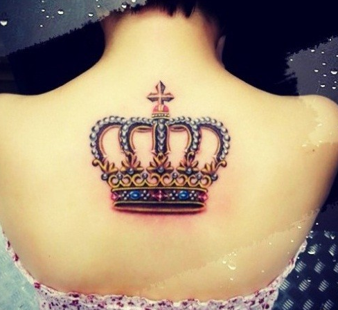 点击大图看下一张：女性背部漂亮的彩色皇冠纹身