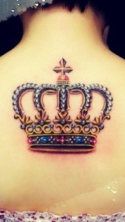 女性背部漂亮的彩色皇冠纹身