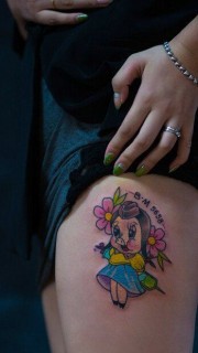 女生腿部可爱的卡通小猪纹身图案