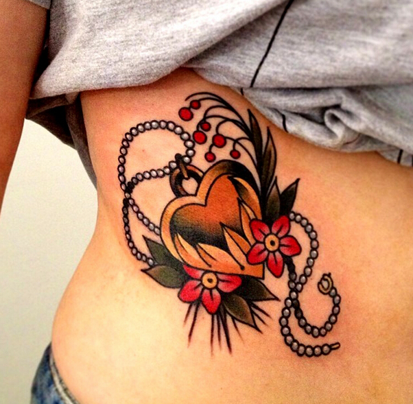 点击大图看下一张：女性腹部心形花卉纹身