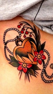 女性腹部心形花卉纹身