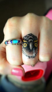 手指上小小的猫头鹰纹身