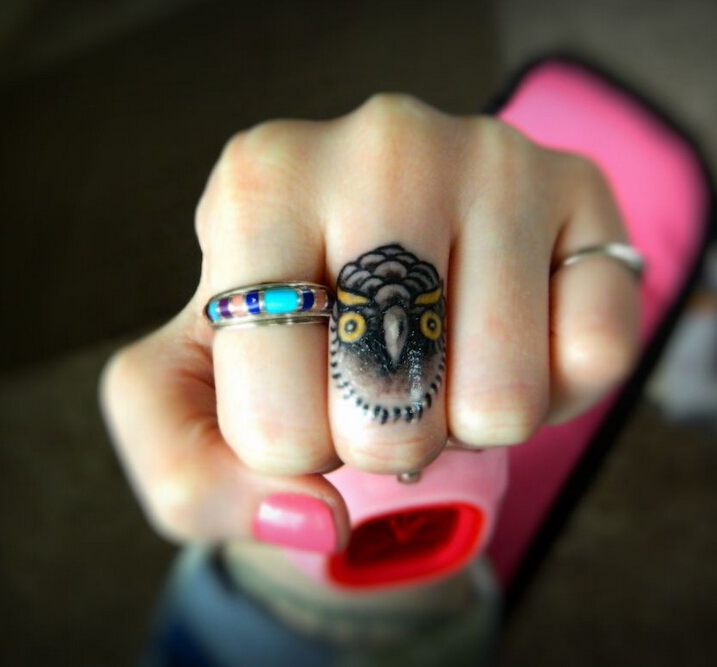 点击大图看下一张：手指上小小的猫头鹰纹身