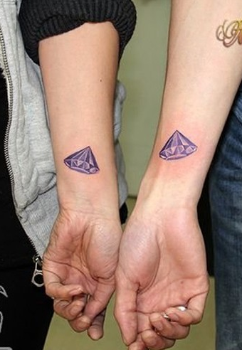 点击大图看下一张：情侣手腕紫色钻石纹身