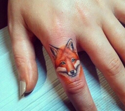 点击大图看下一张：手指上小小的狐狸头纹身