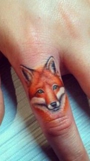 手指上小小的狐狸头纹身