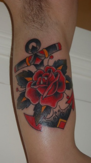 个性男手臂锚和玫瑰纹身