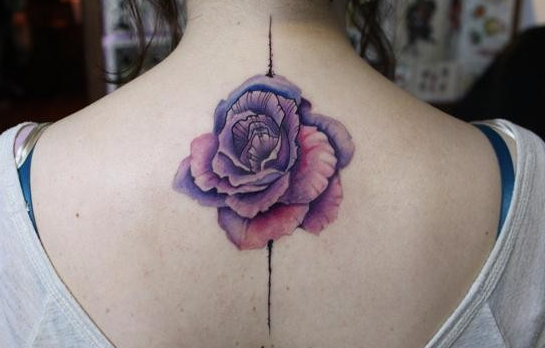 点击大图看下一张：女性背部漂亮个性的玫瑰纹身