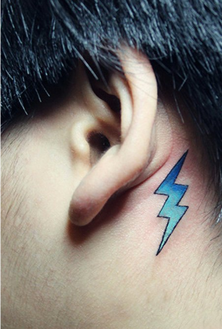 点击大图看下一张：一款耳后闪电纹身图案