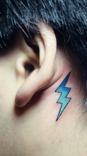 一款耳后闪电纹身图案