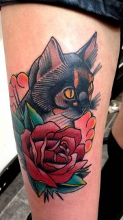 时尚女生大腿上玫瑰和猫纹身图案