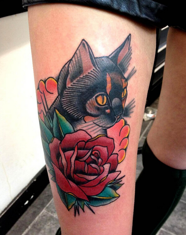 点击大图看下一张：时尚女生大腿上玫瑰和猫纹身图案