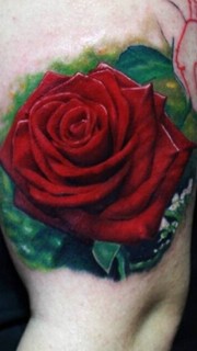 手臂上娇艳的玫瑰纹身
