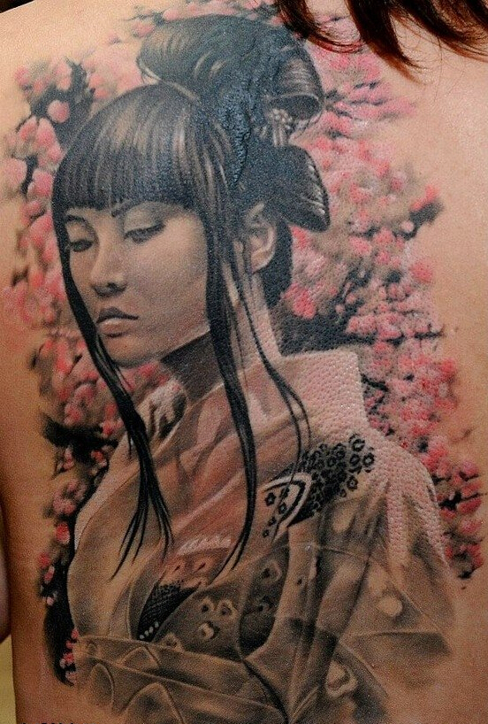 点击大图看下一张：背部和服美女和樱花纹身
