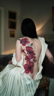 性感美女背部花卉纹身