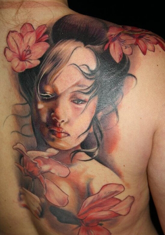 点击大图看下一张：女性背部美女纹身图案