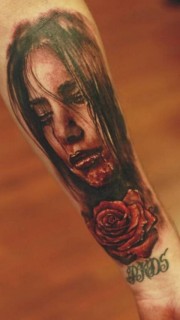 小臂女性头像和玫瑰纹身