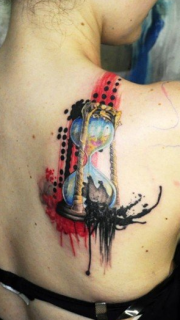 女性背部个性沙漏纹身图案