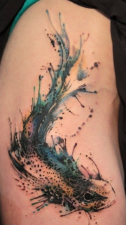 女性大腿个性彩墨鱼纹身图案