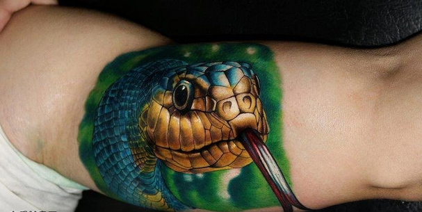 点击大图看下一张：大臂上个性蛇头纹身