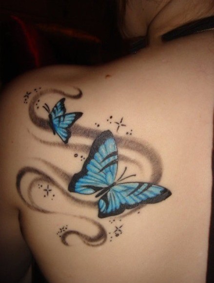 点击大图看下一张：女生背部彩色蝴蝶纹身
