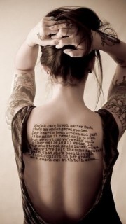 性感时尚女生背部的英文字母纹身