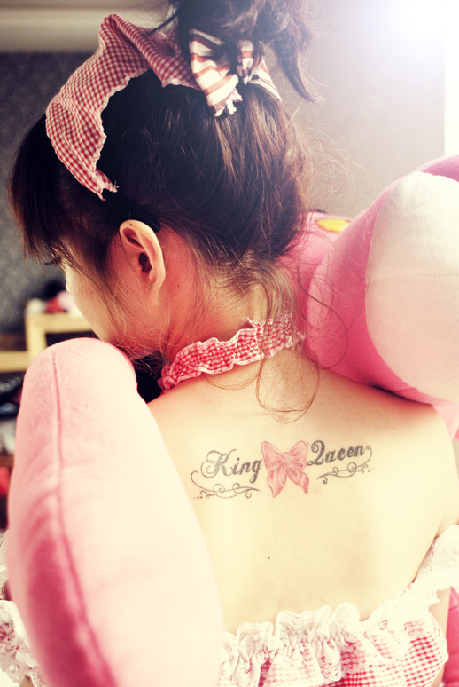 点击大图看下一张：可爱女生背部彩色蝴蝶结纹身