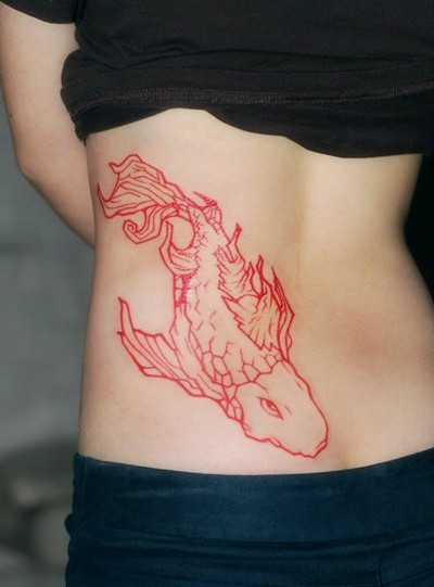 点击大图看下一张：女生后腰个性鲤鱼纹身
