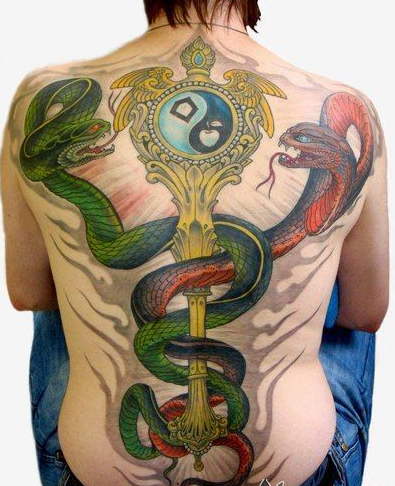 点击大图看下一张:男生后背个性的满背蛇与钥匙纹身