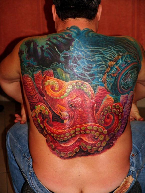 点击大图看下一张：大型彩色后背上的章鱼水母纹身图案